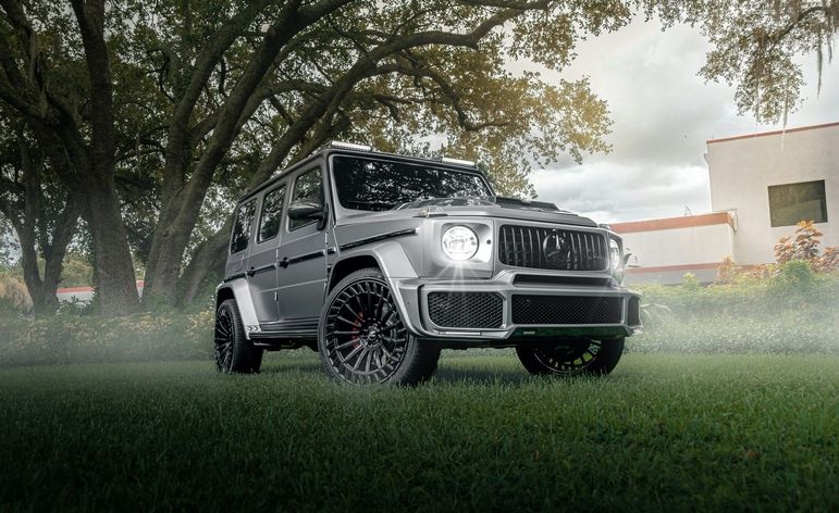 Mercedes-Benz G-Klasse steht auf dem Garten