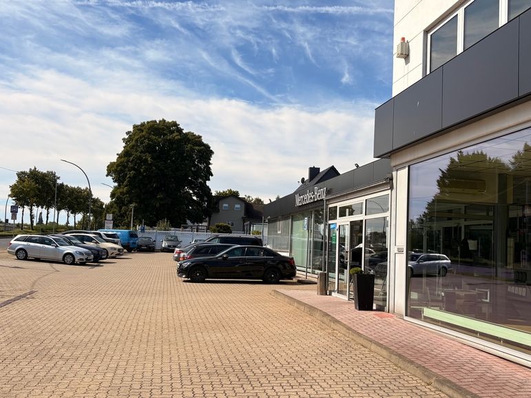 Blick von unserem Parkplatz auf unser Gebäude
